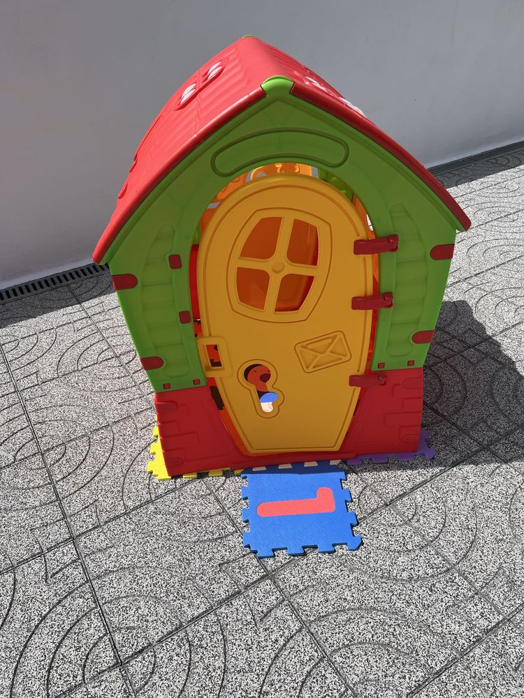 Casinha de brincar de exterior em ótimo estado