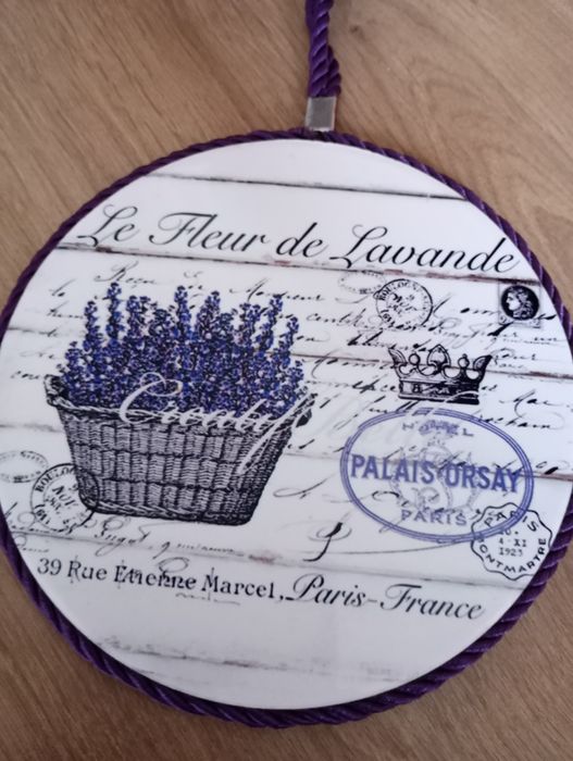 Talerzyk porcelanowy na korku.