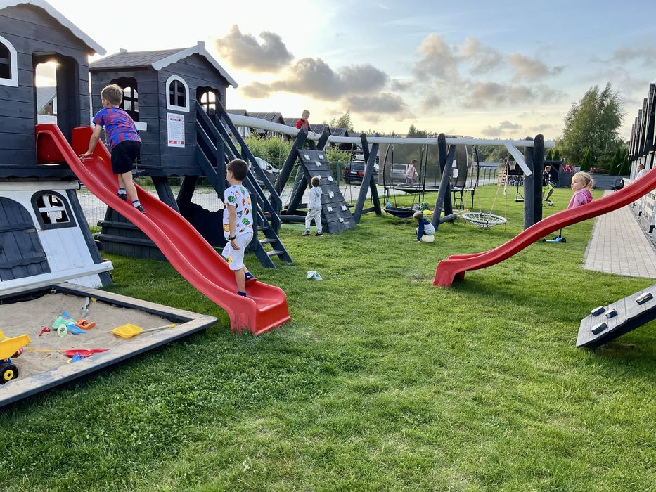 domek, domki nad morzem Wicie obok Darłowo, plac zabaw, morze