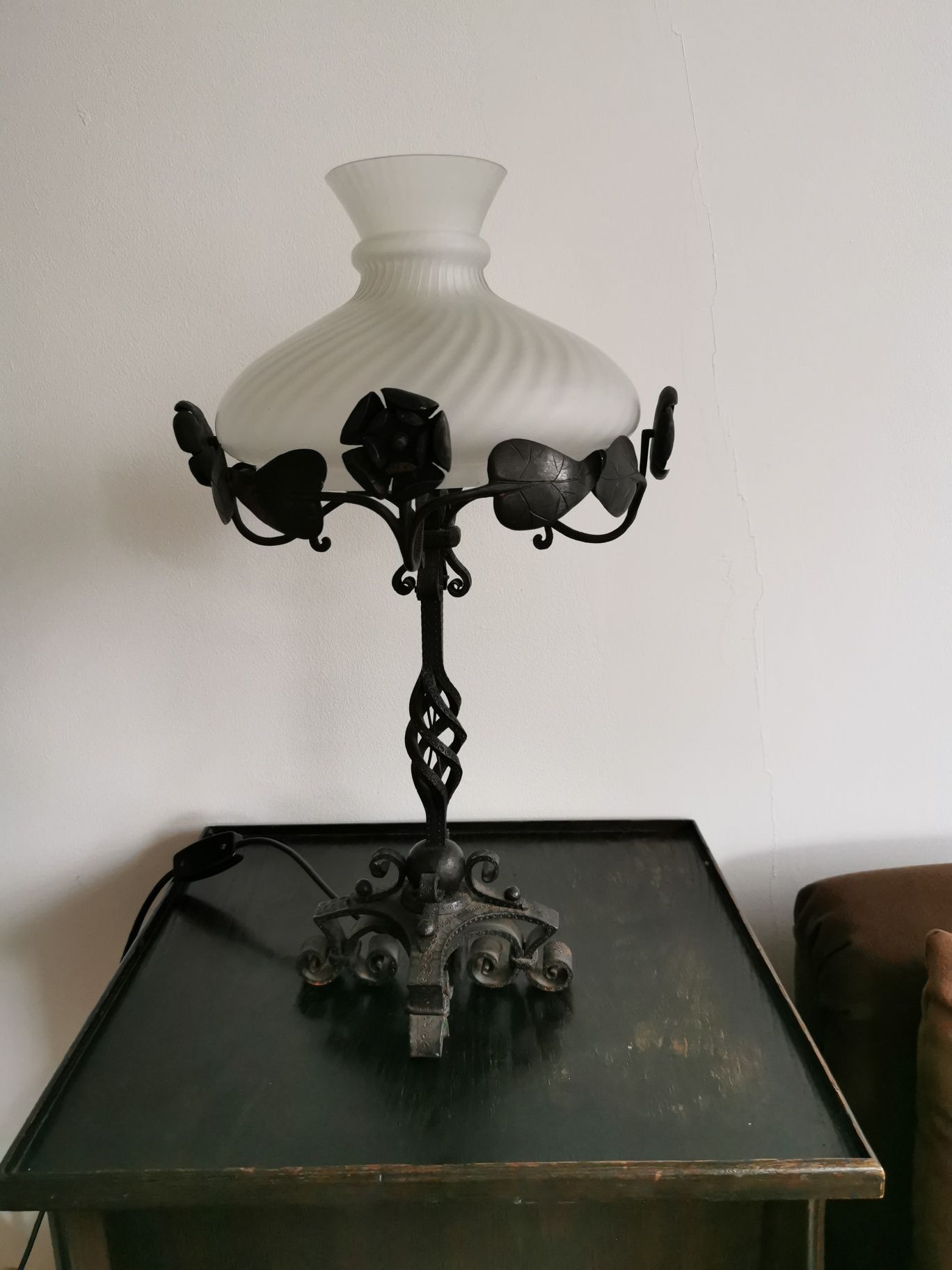 Lampa stołowa, stojąca zabytkowa, kłuta stal