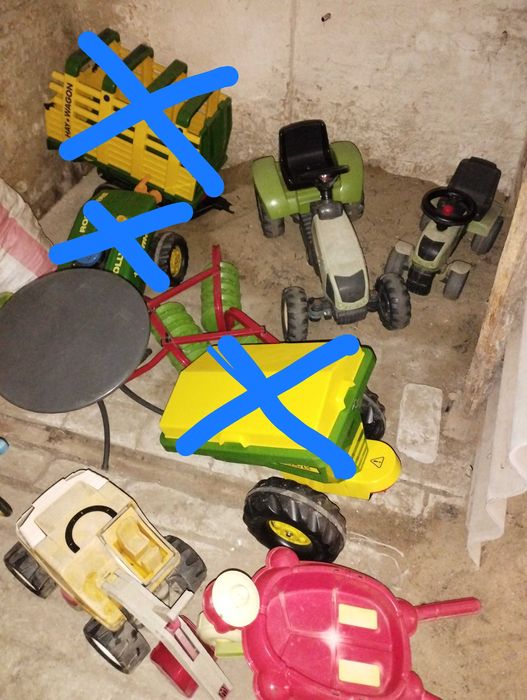 Zabawki, traktorki, taczka, stolik krzesełka dla dzieci, itp.