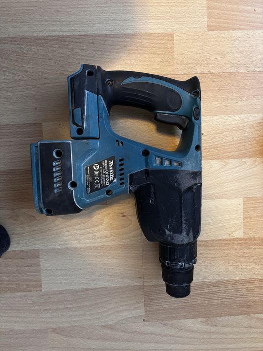 Перфоратор DHR242