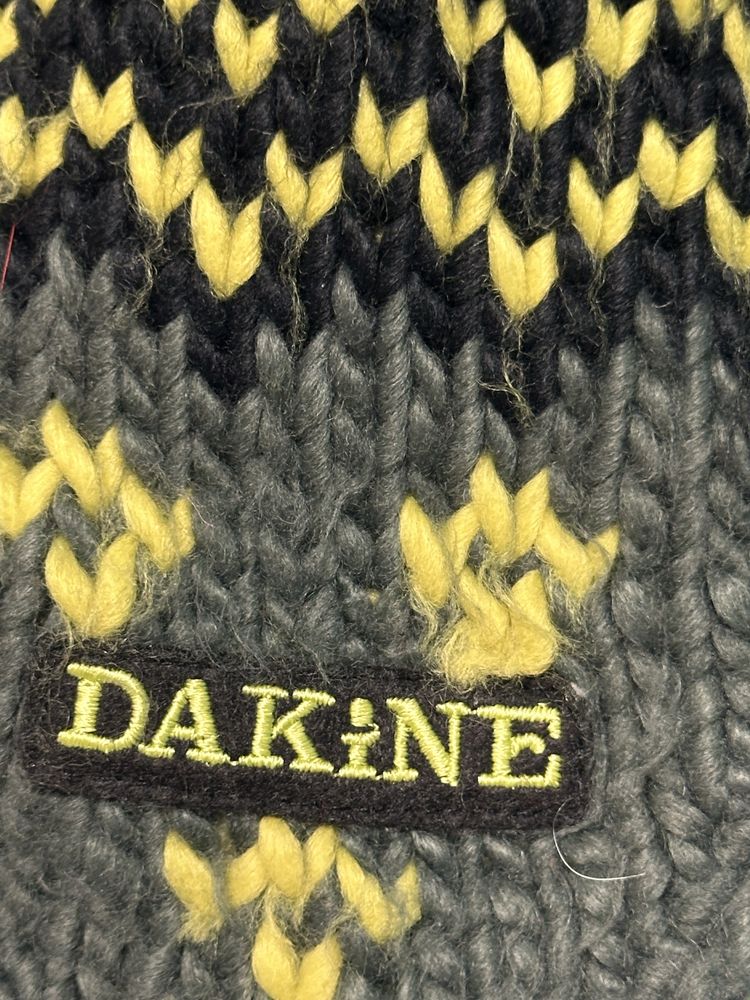Шап­ка-ву­шан­ка бренду  DAKINE з помпоном.