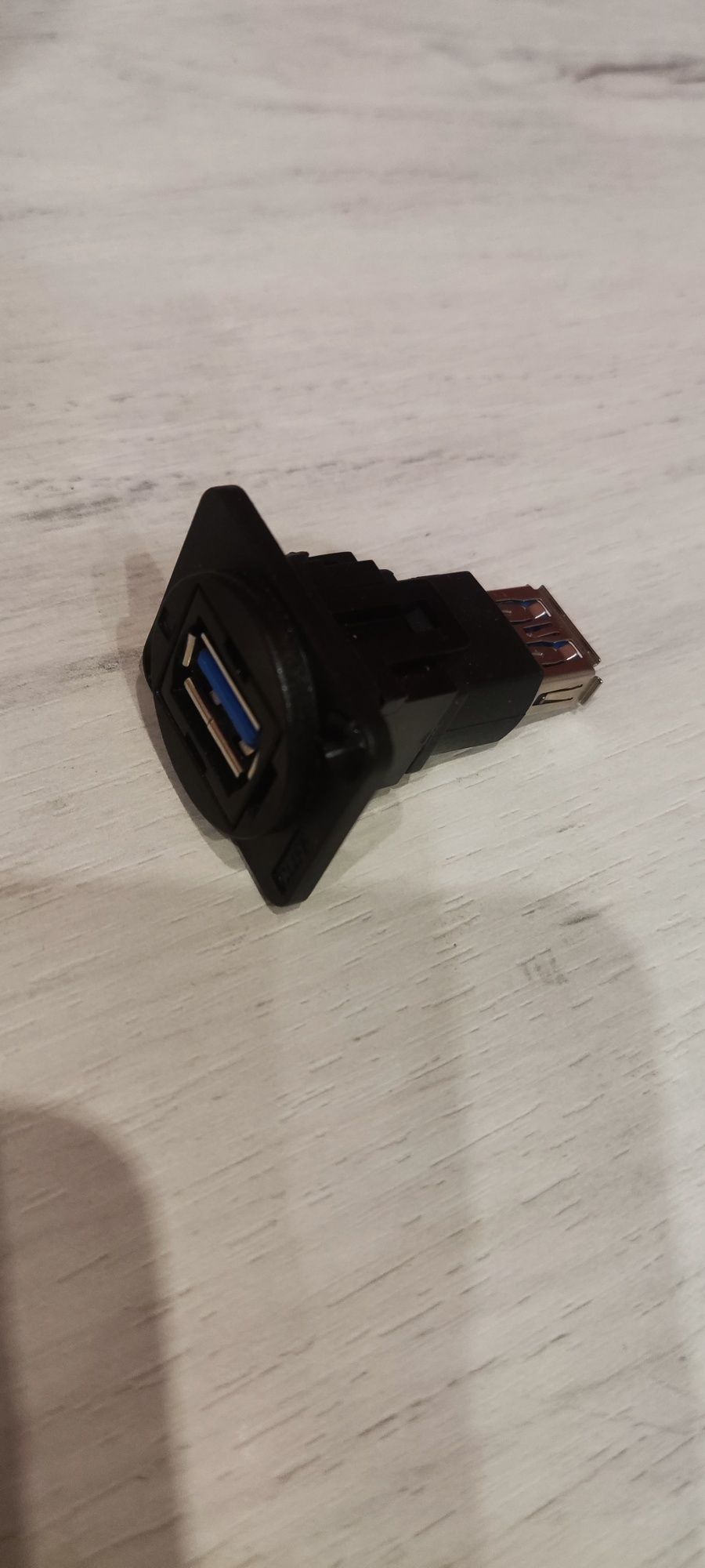 Gniazdo montażowe przelotowe  panelowe USB-A 3.0 + przewód usb
