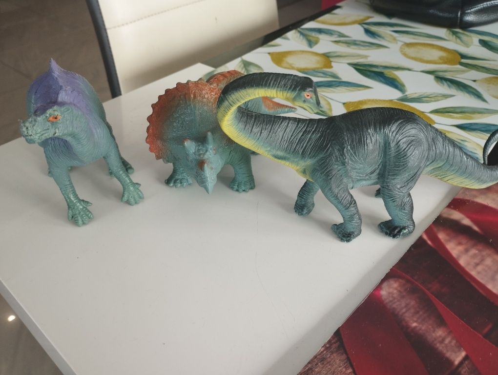 Figurki dinozaury pięć.