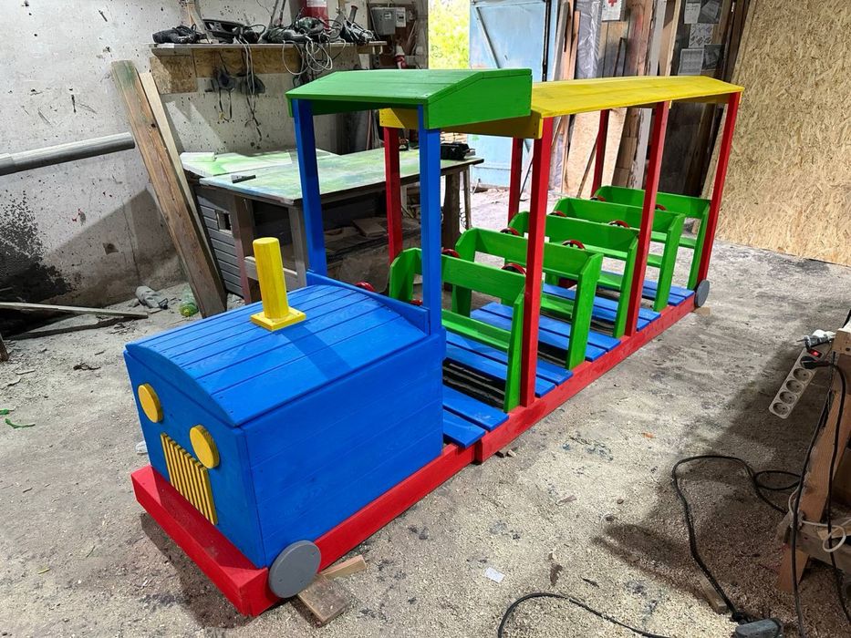 Гусениця на дитячий майданчик