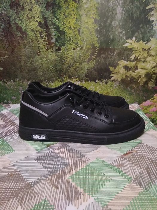 Нові чоловічі кросівки 43(27см).