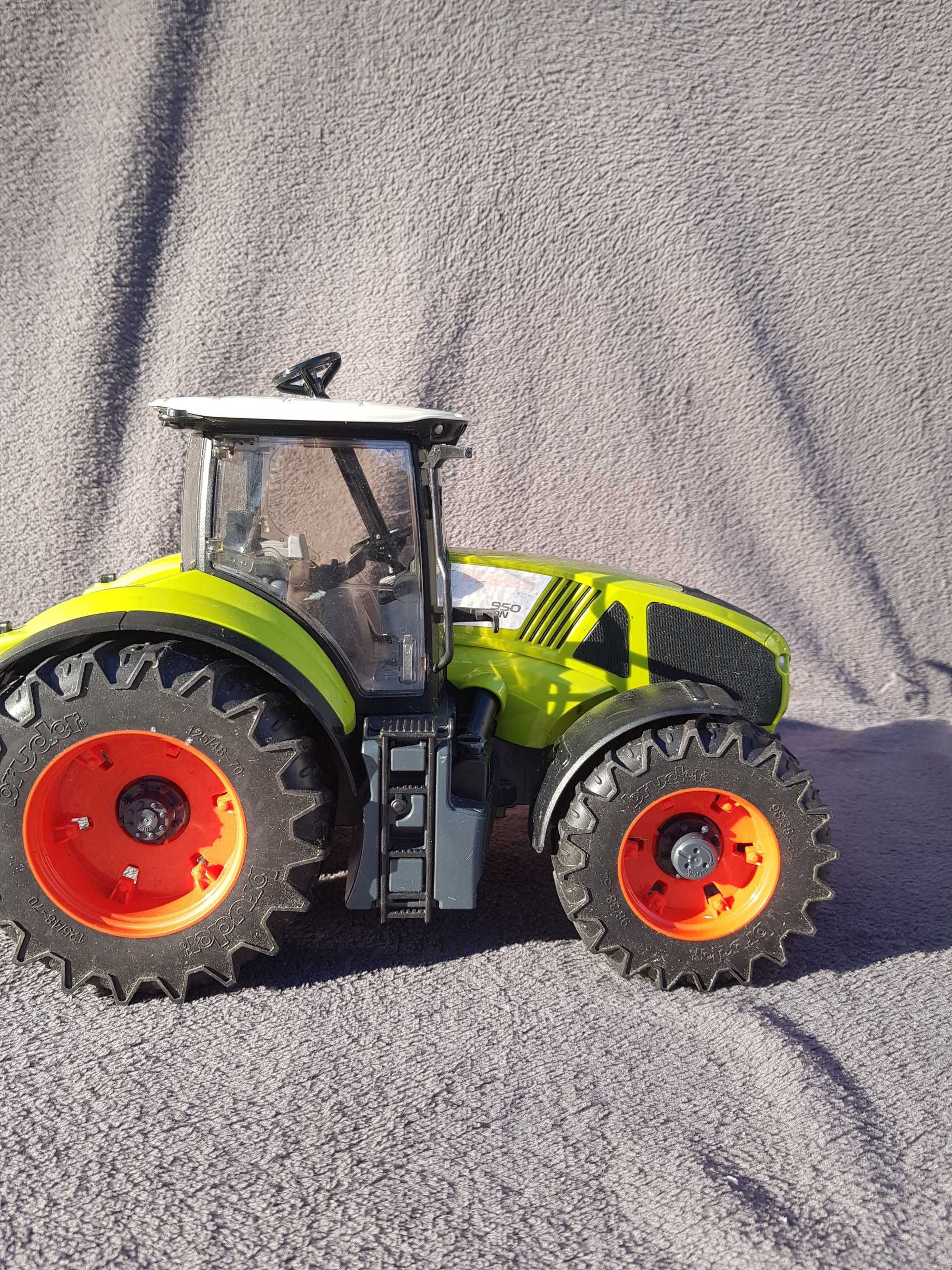 Bruder Claas Axion 950 Traktor