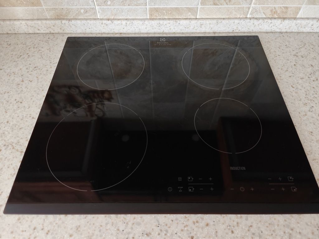Продам б/у варочную поверхность Electrolux под РЕМОНТ!