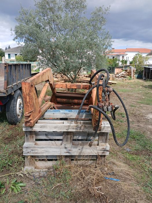 Vendo carregador frontal para trator