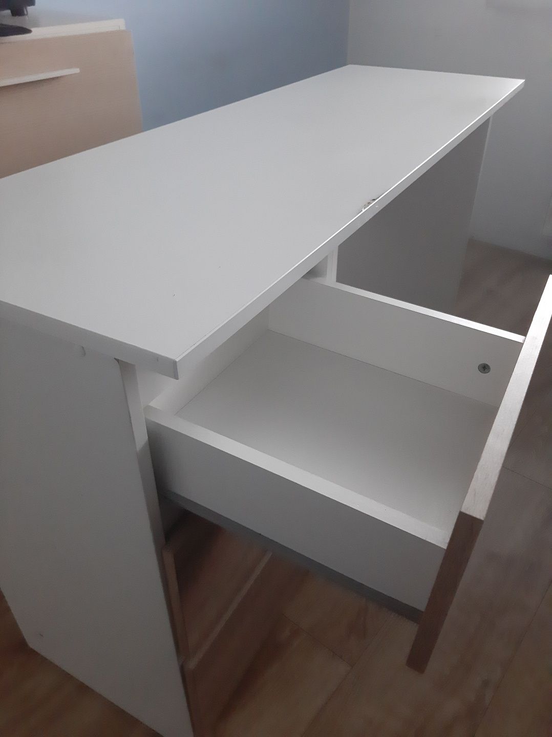 Białe drewniane biurko 140 x 46.5 x 77 cm