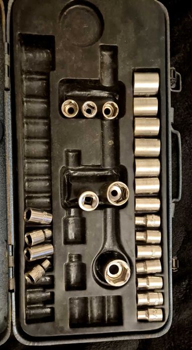 Zestaw kluczy nasadowych z walizką i grzechotką