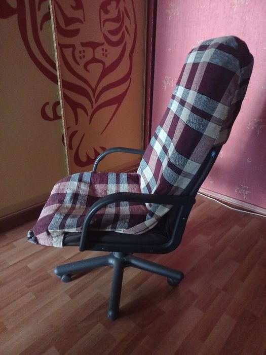 Высокое офисное кресло