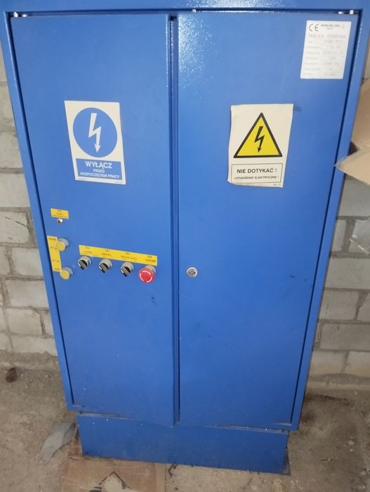 Metalowa szafa sterująca od windy.