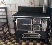 Fogao a lenha preto em bom estado