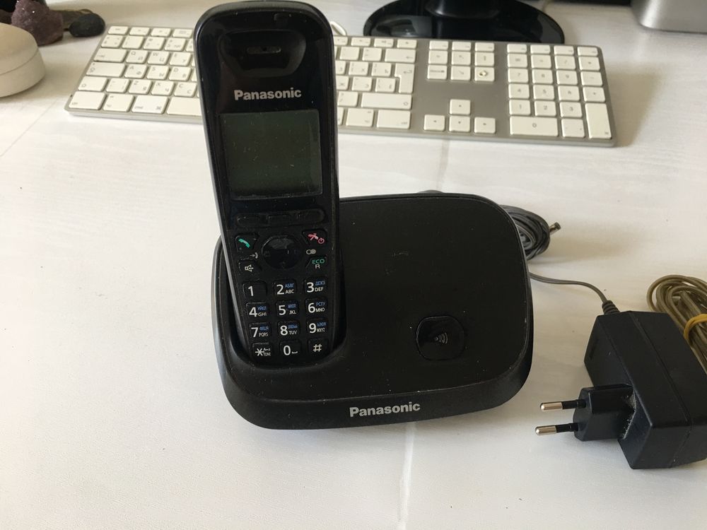 Телефон стационарный Panasonic трубка и база