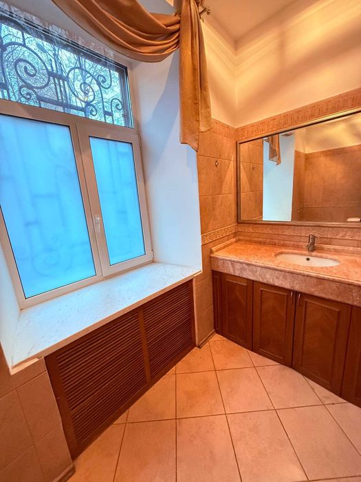 Оренда приміщення вул.Круглоуніверситетська 18/2 з меблями Фасад 105м2