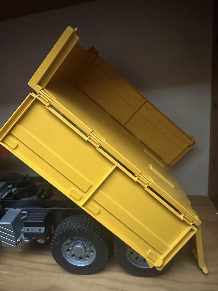 Camião miniatura da Bruder escala 1:16