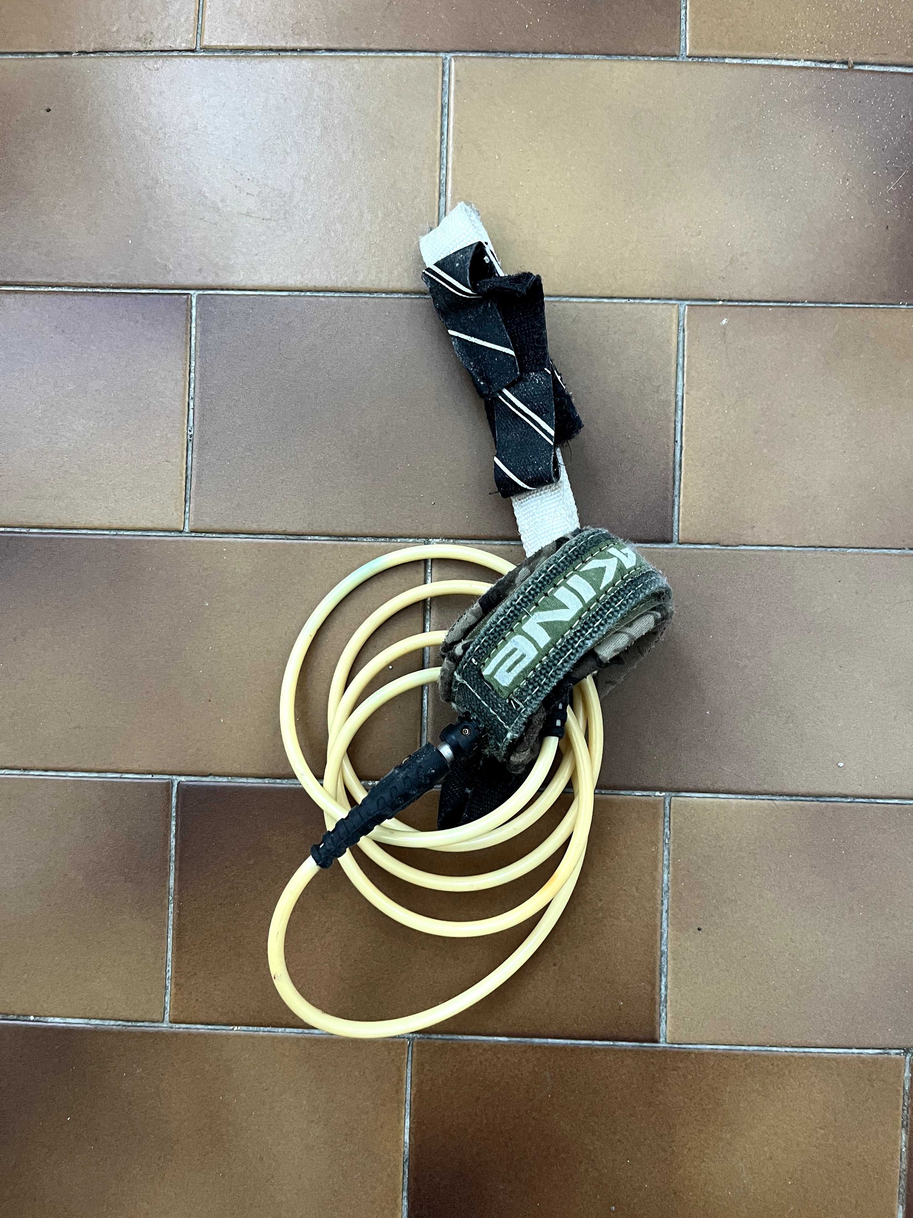 Prancha de Surf 5’9” com Leash e Capa – Excelente Estado