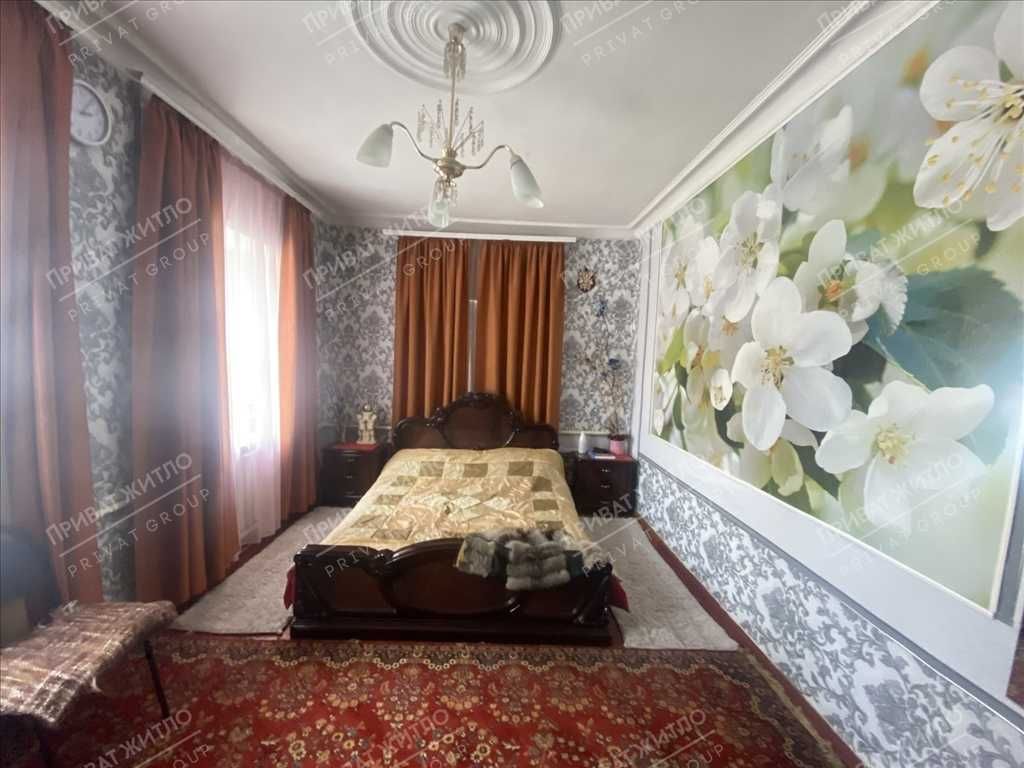 Затишний цегляний будинок з окремою ділянкою.