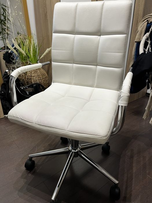 Białe nowoczesne krzesło regulowane obrotowe stan bardzo dobry