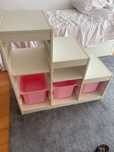 Módulo IKEA com dois cubos rosa