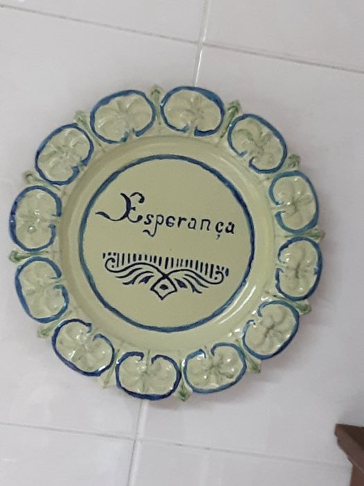 Prato de olaria  em barro  branco assinado