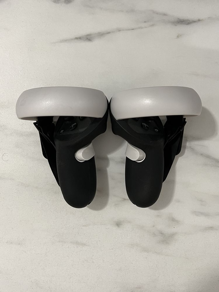 Meta Quest 2 + Kiwi Elite battery strap, suport and controller cover.