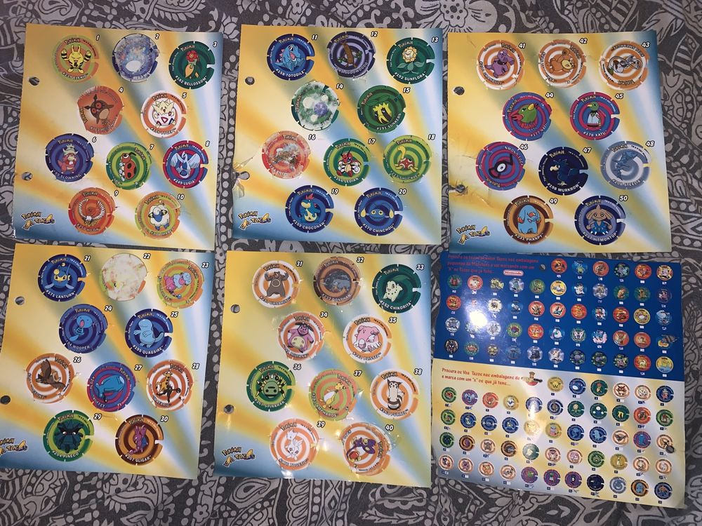 Lote Cadernetas com bastantes tazos pokemon e raros