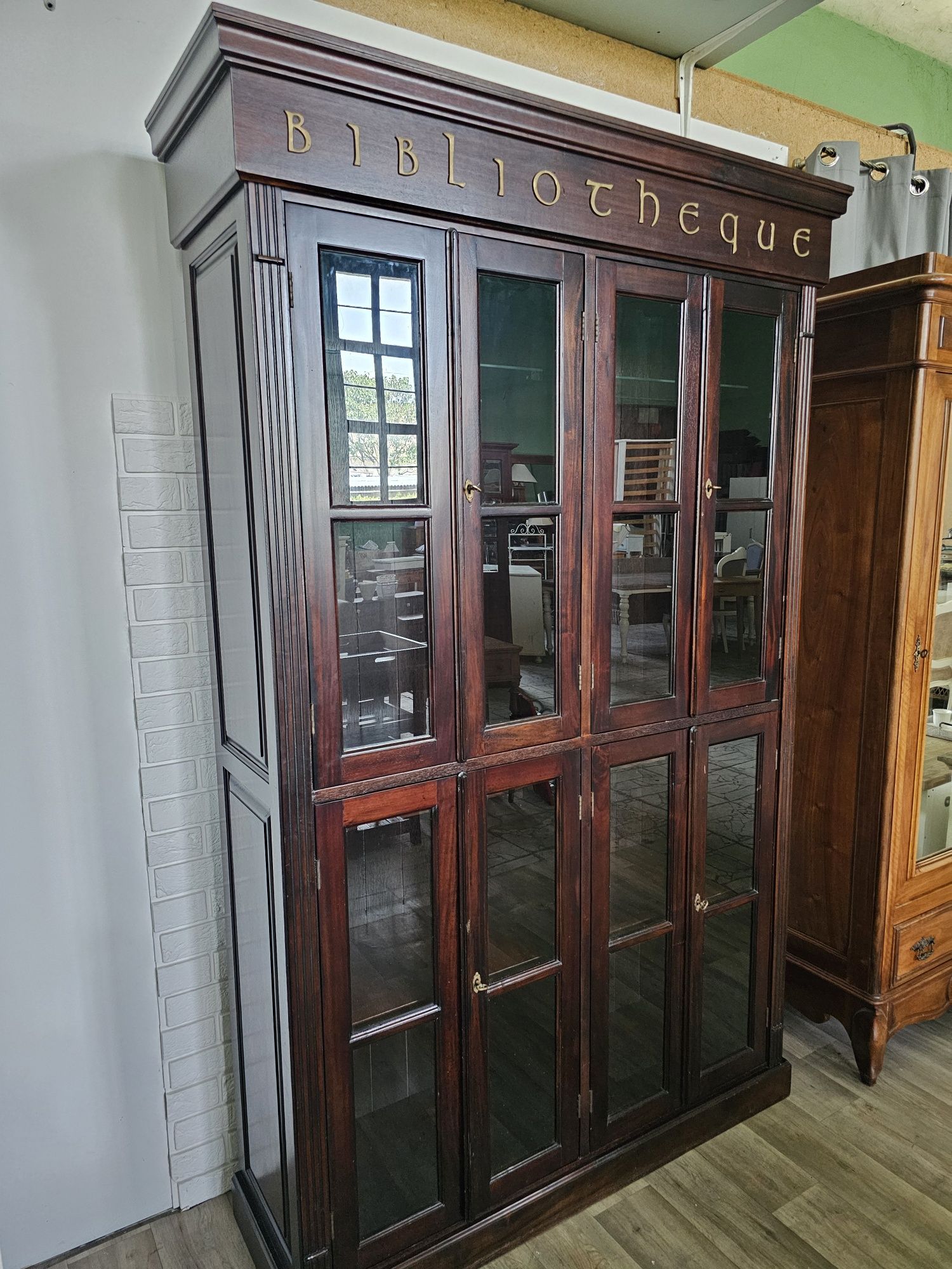 Biblioteka drewniana witryna