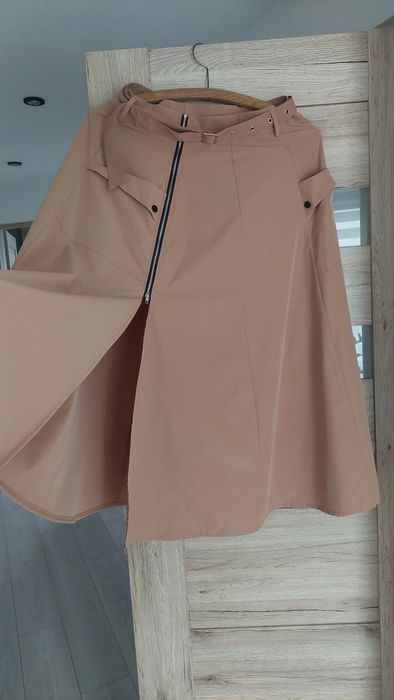 Długa spódnica zapinana na zamek r.44