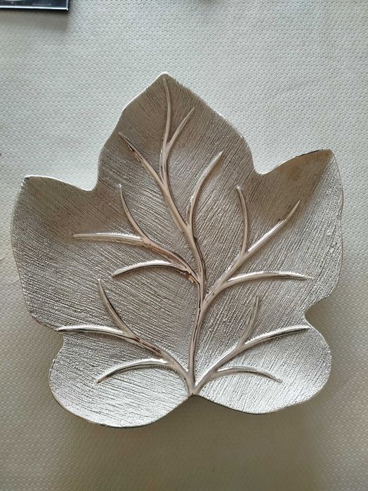 Prato Decorativo Folha em Tons Prateados