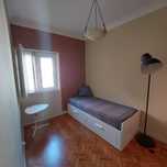QUARTO com WC Privativo – Algés (Estação a 5 min)