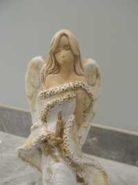 piękna figura anioła anielica ozdobna figurka na stół na komodę