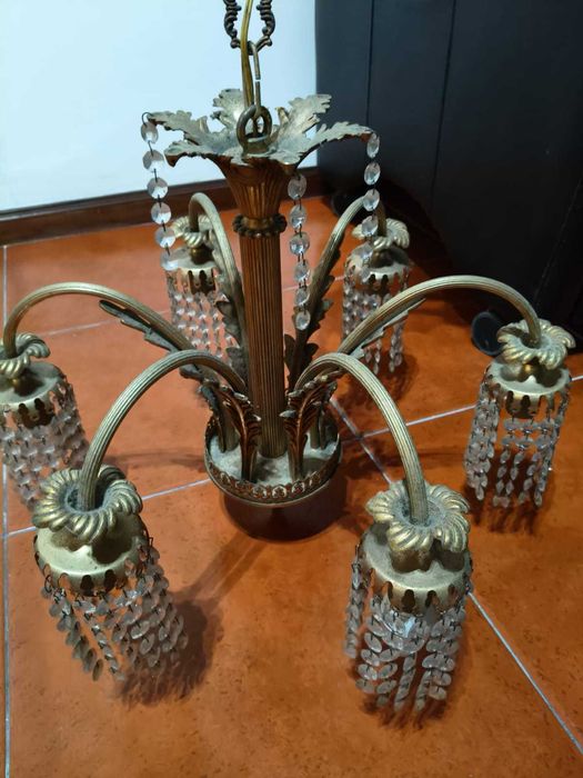 Candeiro antigo com pendentes em cristal