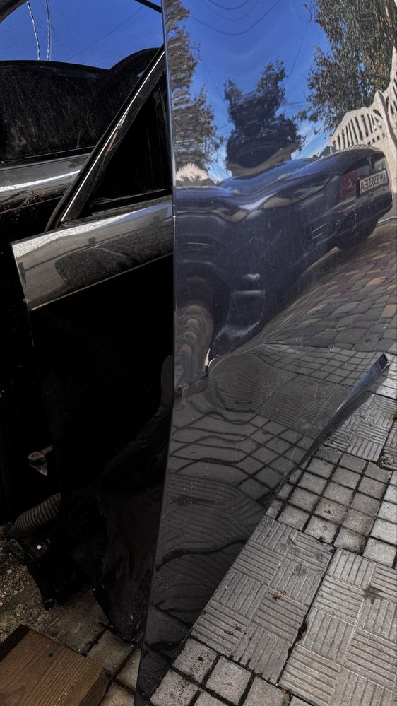Капот тесла model 3 під відновлення.