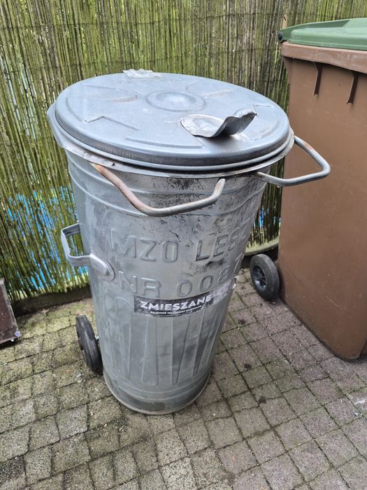 Metalowy pojemnik, kosz na śmieci, odpady