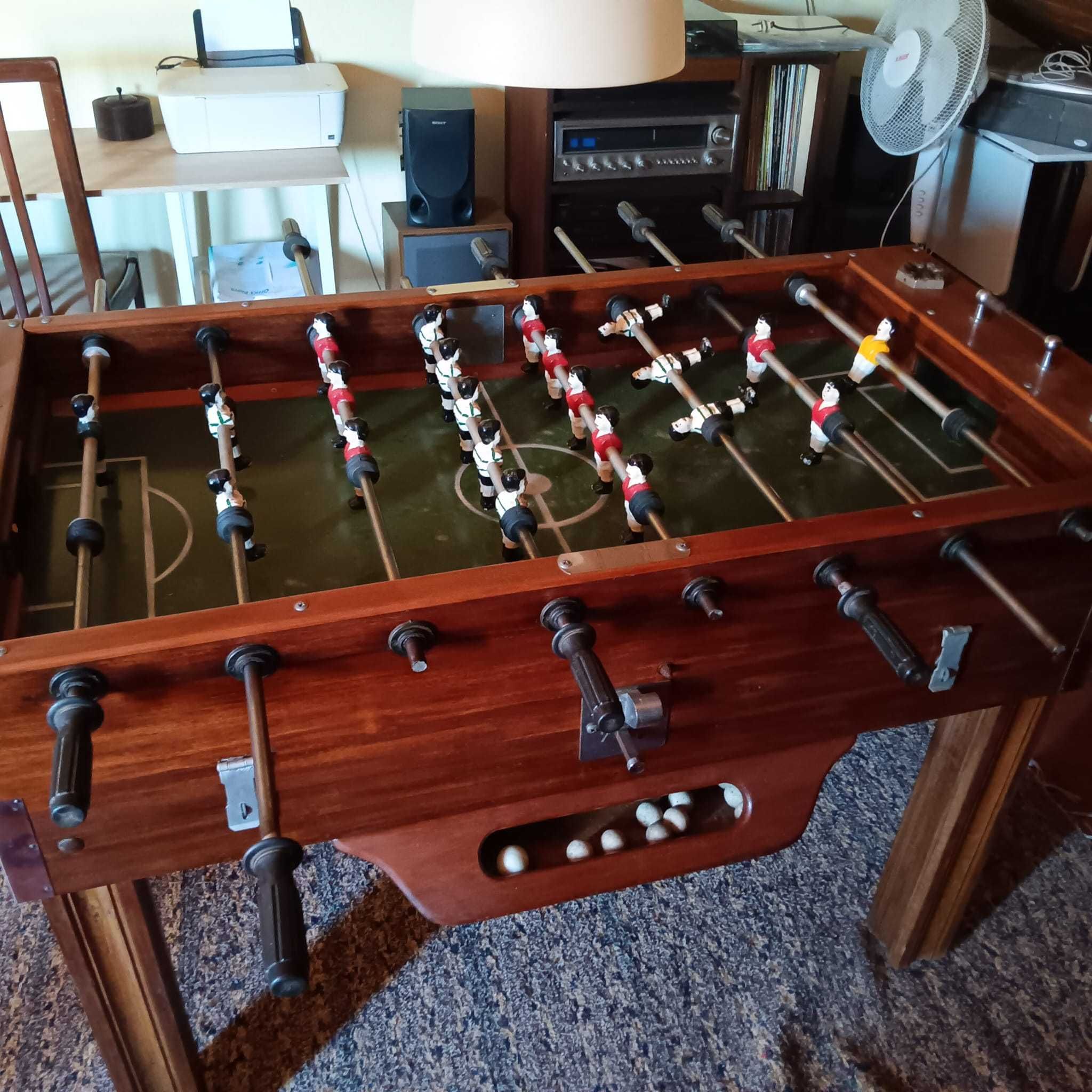 Vendo mesa de matraquilhos clássica — suada, mas de confiança!