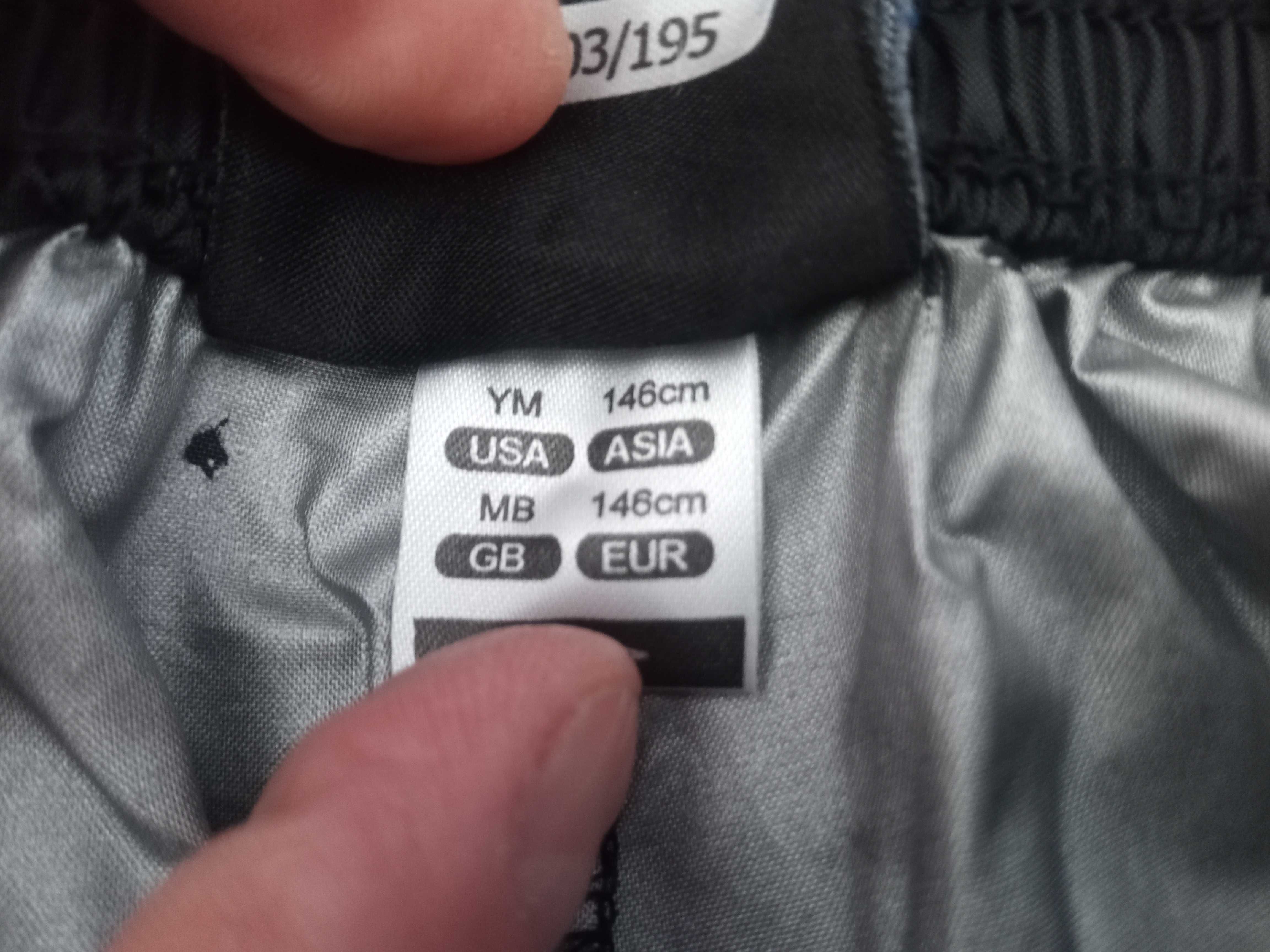 Czarne spodnie dresowe firmy Umbro r.140-146/11 lat.