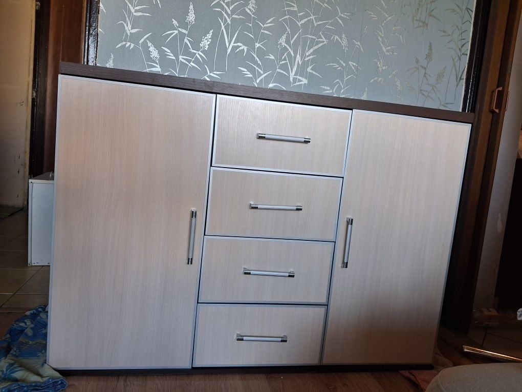 Komoda jasny front ciemna rama