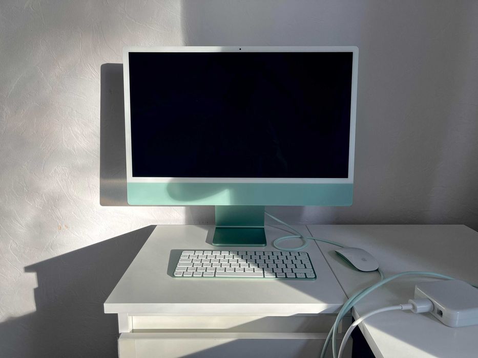 APPLE iMac 24 4k 23.5" Retina M3 10R GPU 8GB RAM 512GB SSD