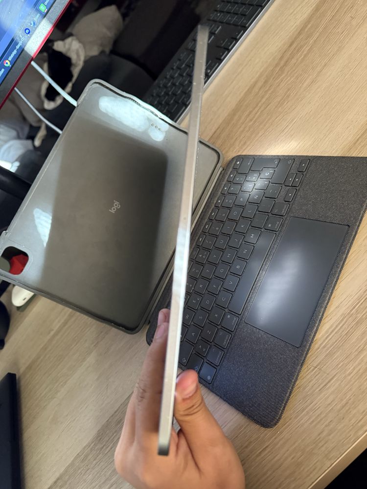Ipad 11 2022 M2 Silver 128gb Wifi + Logitech Capa