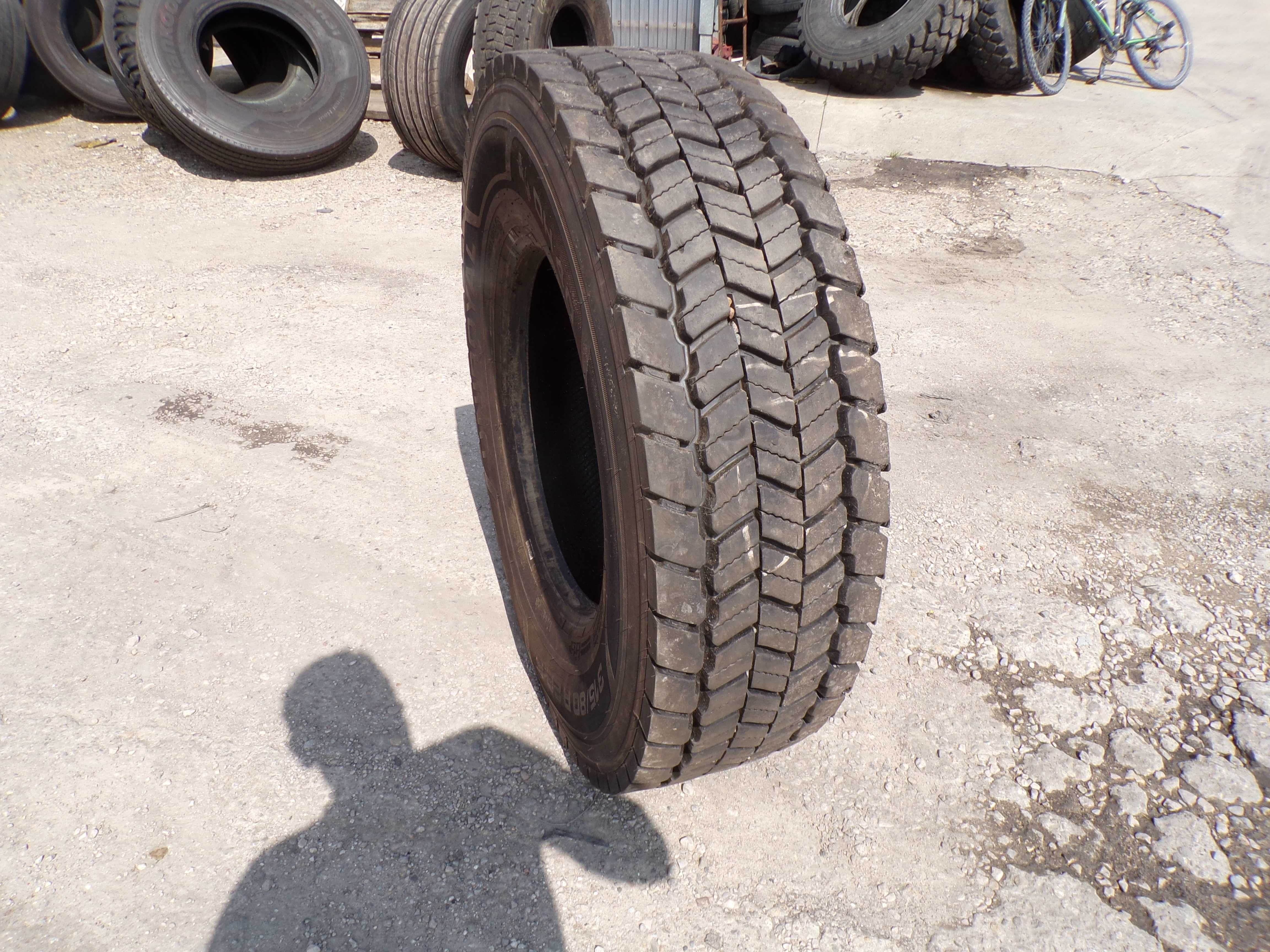 Opona 315/80R22.5 UNIROYAL DH 40 (800 netto)