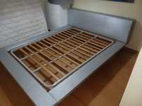 Cama como nova em pele cor cinza