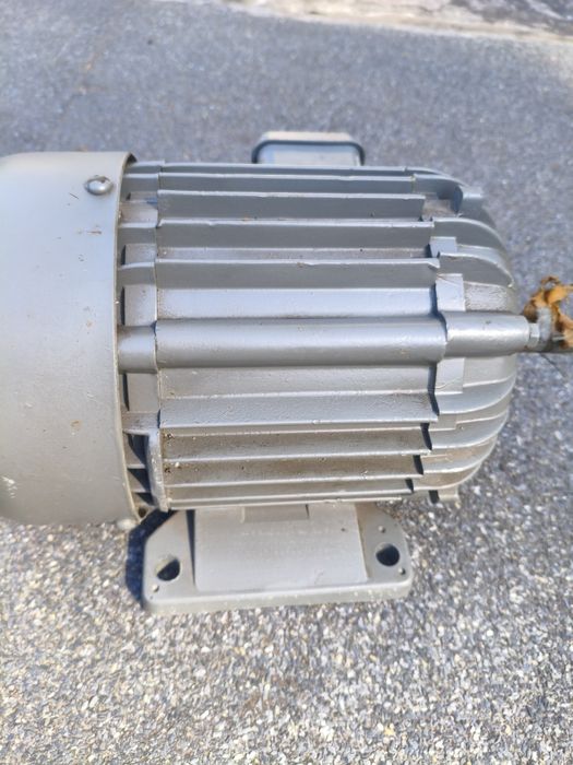 Электродвигатель 220v 50 Hz 750 об/мин. 6,5 А