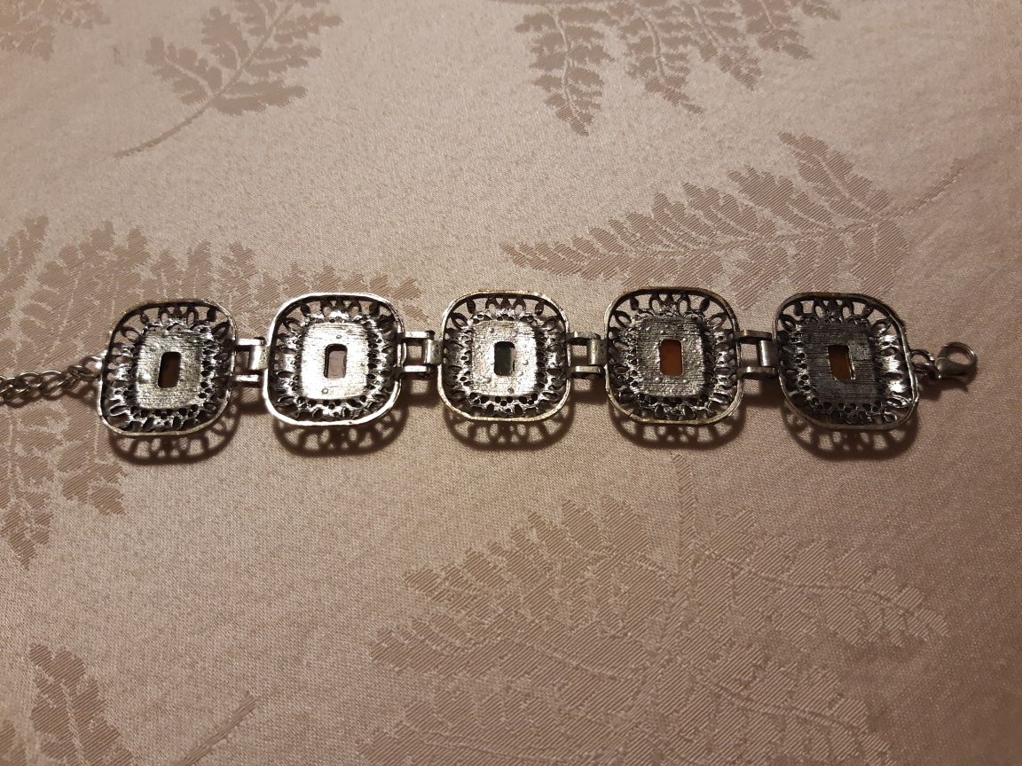 Pulseira metálica com pedras