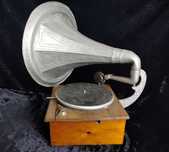 Stary gramofon z tuba patefon zabytkowy