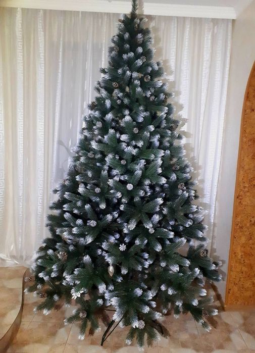 Засніжена ялинка з шишками