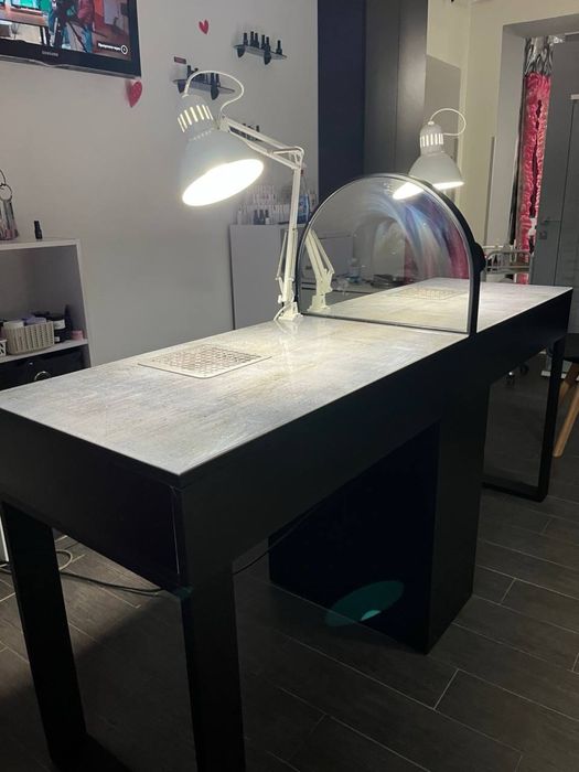 Мвнікюрний стіл