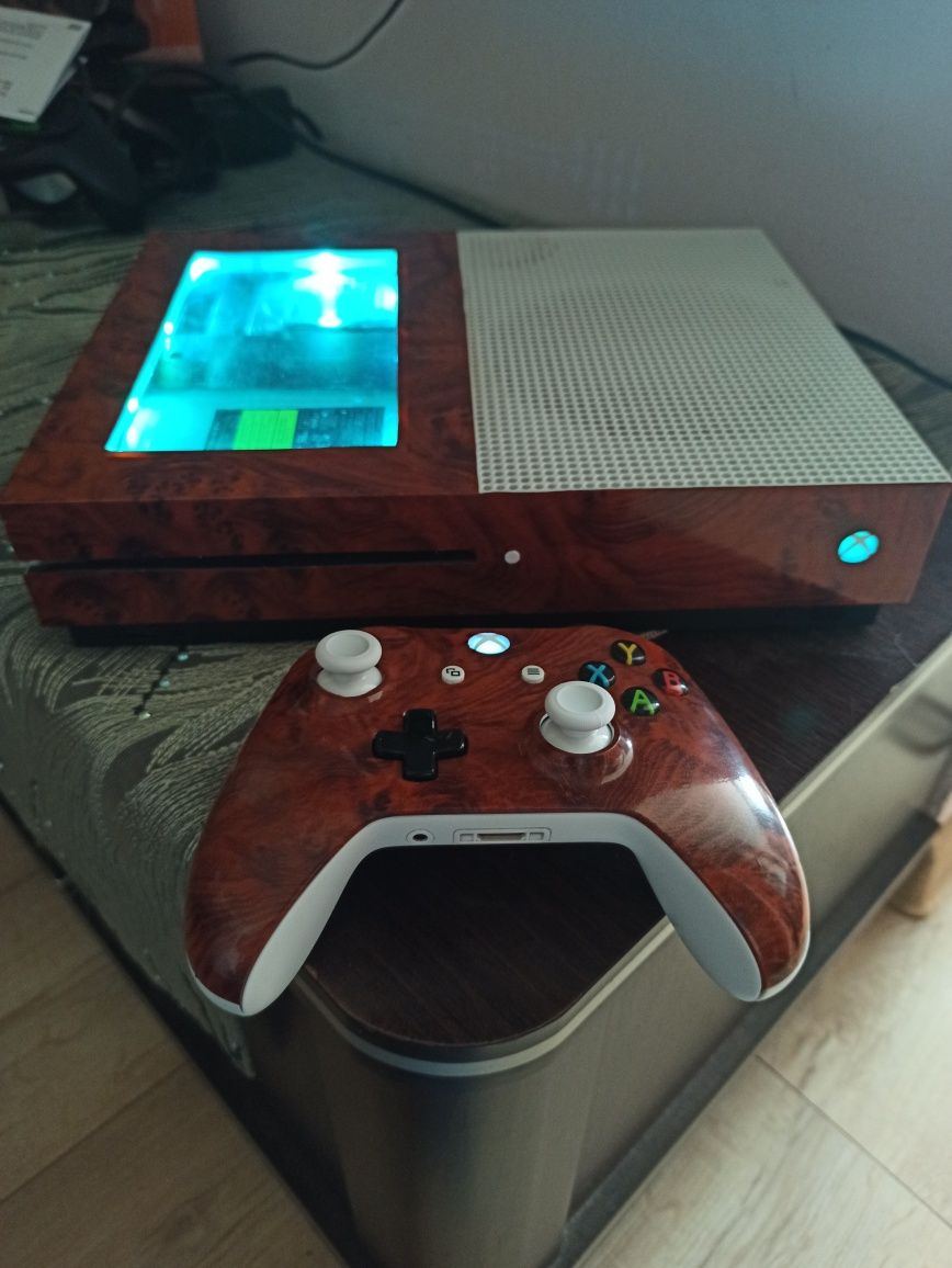 Xbox One S 1TB z napędem LED MOOD